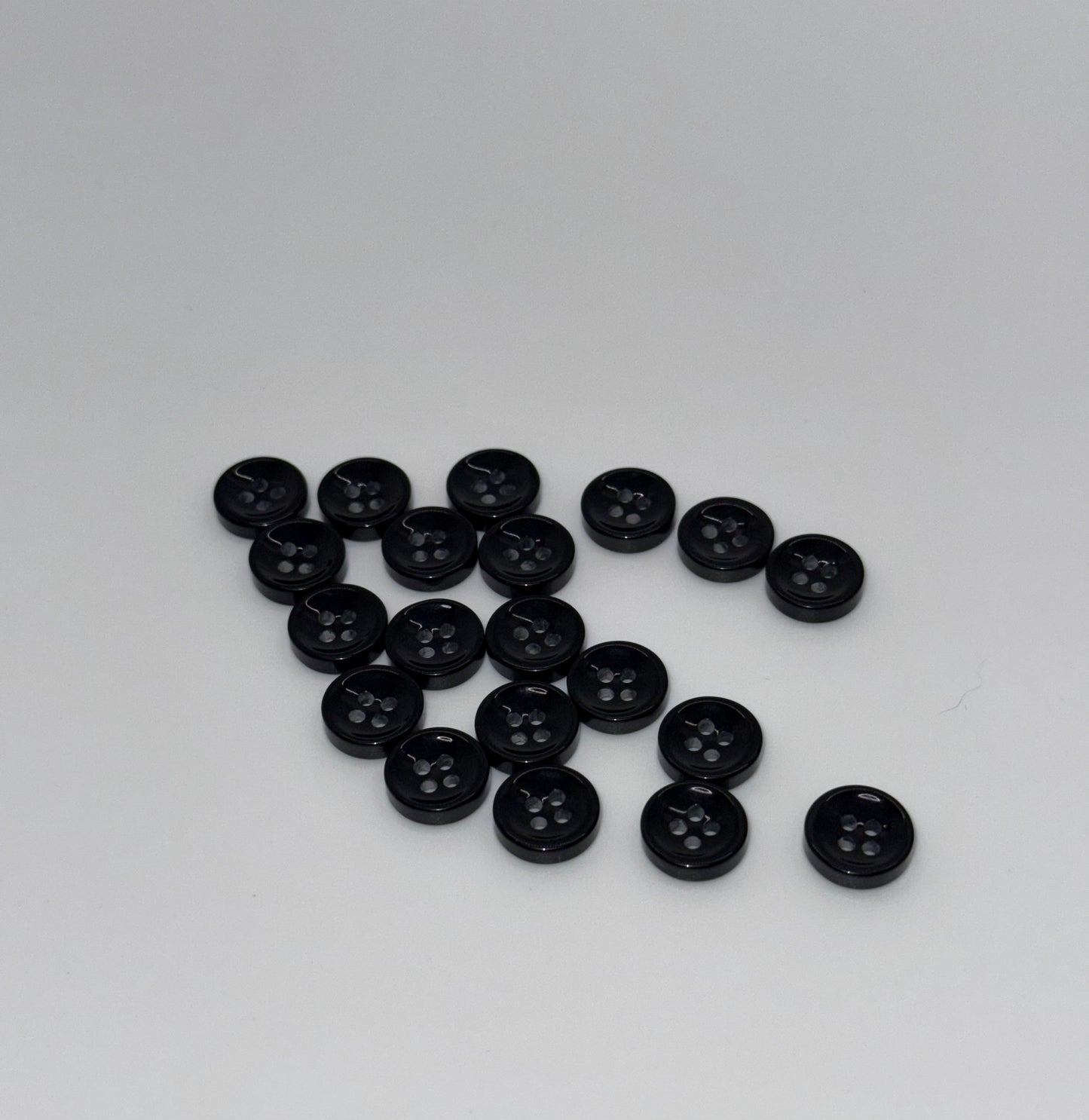 Close-up image of Shadow Gleam - Black Iridescent 18-Ligne Button, a premium quality button.