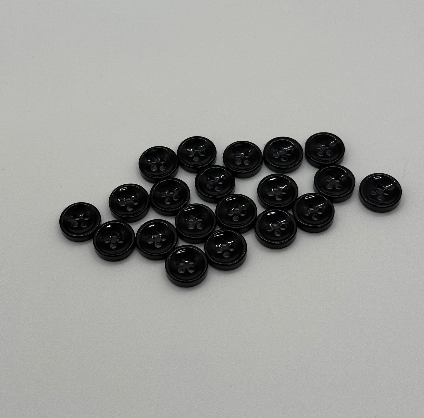 Close-up image of Shadow Gleam - Black Iridescent 18-Ligne Button, a premium quality button.