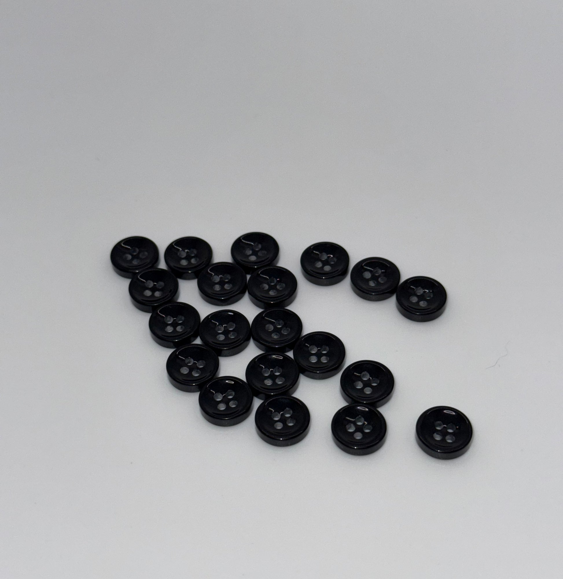 Close-up image of Shadow Gleam - Black Iridescent 18-Ligne Button, a premium quality button.