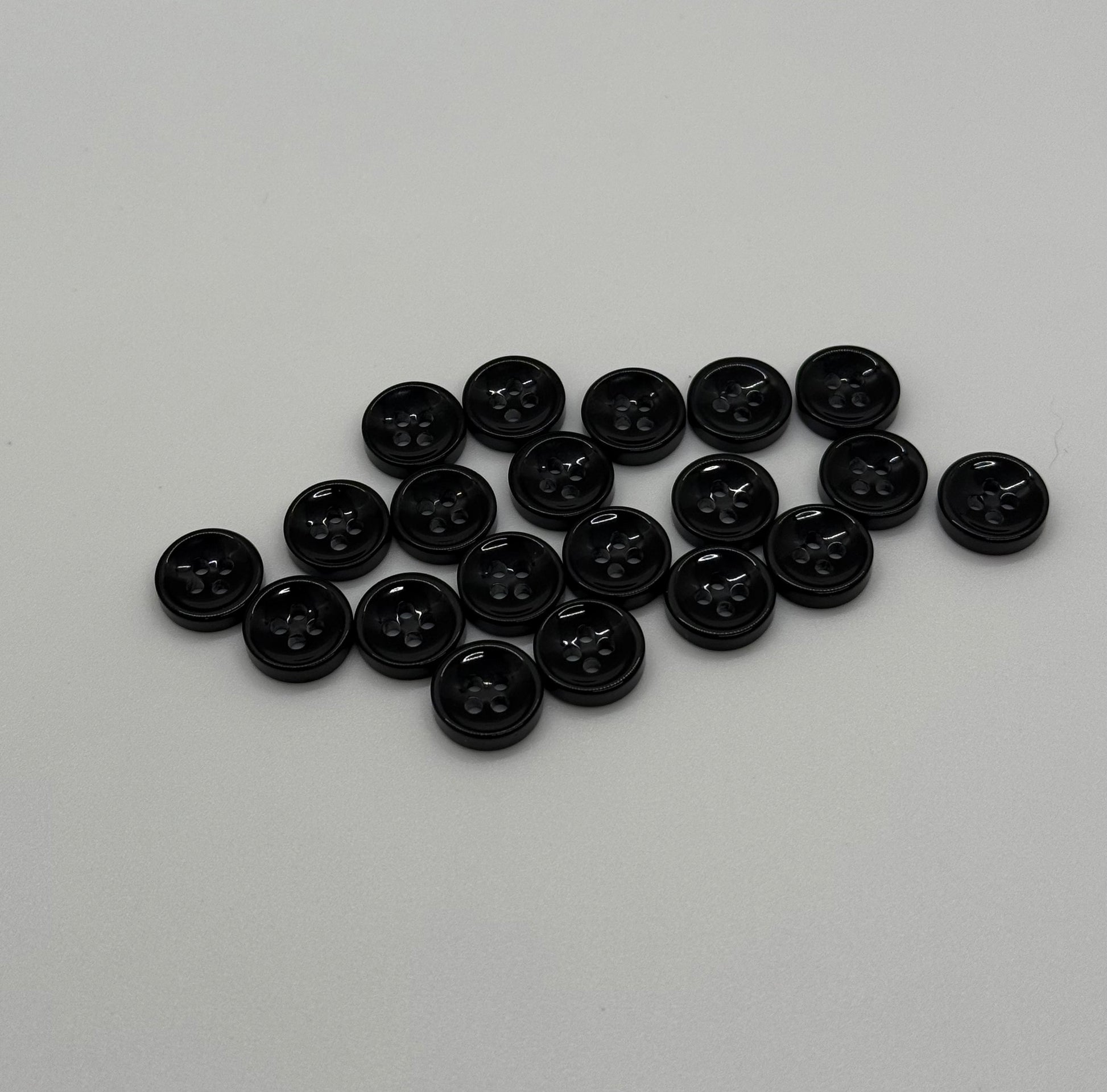 Close-up image of Shadow Gleam - Black Iridescent 18-Ligne Button, a premium quality button.