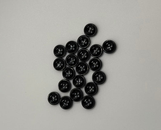 Close-up image of Shadow Gleam - Black Iridescent 18-Ligne Button, a premium quality button.